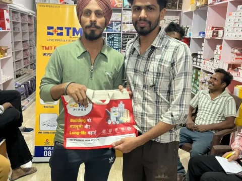 A PVC pipe dealer receiving a Saathi Samreedhi reward at the counter