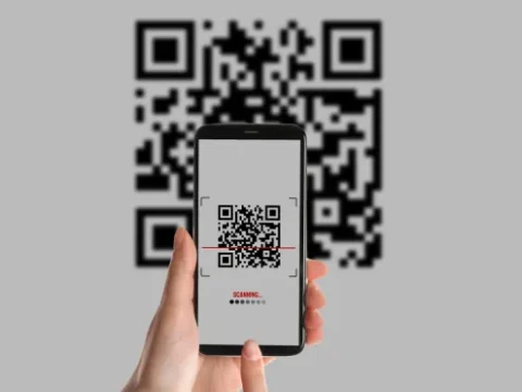 Scanning a PVC pipe loyalty coupon QR code in the Saathi Samreedhi app